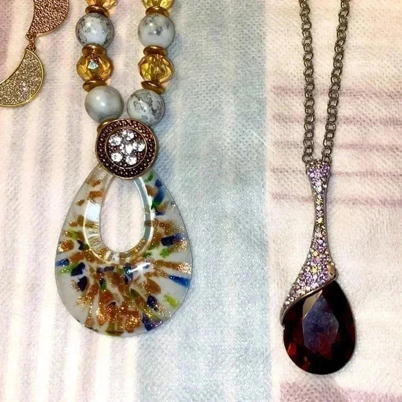 BUNDLE OF 4 NECKLACES FOR ONE PRICE, SEND ME YOUR OFFER I ACCEPT IT ! - Picture 3 of 9
